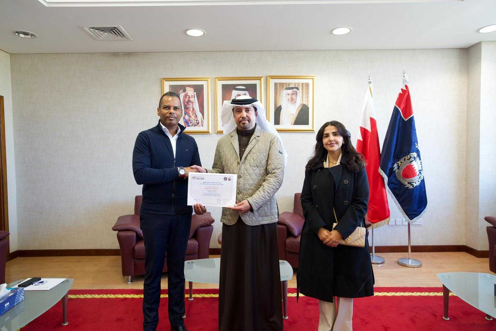 رئيس الجمارك يمنح عدداً من الشركات شهادة المشغل الاقتصادي المعتمد الخليجي<